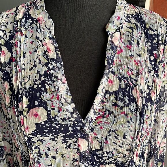 Joie navy floral 100% silk sheer button front pleated bodice/center back blouse - Picture 2 of 7